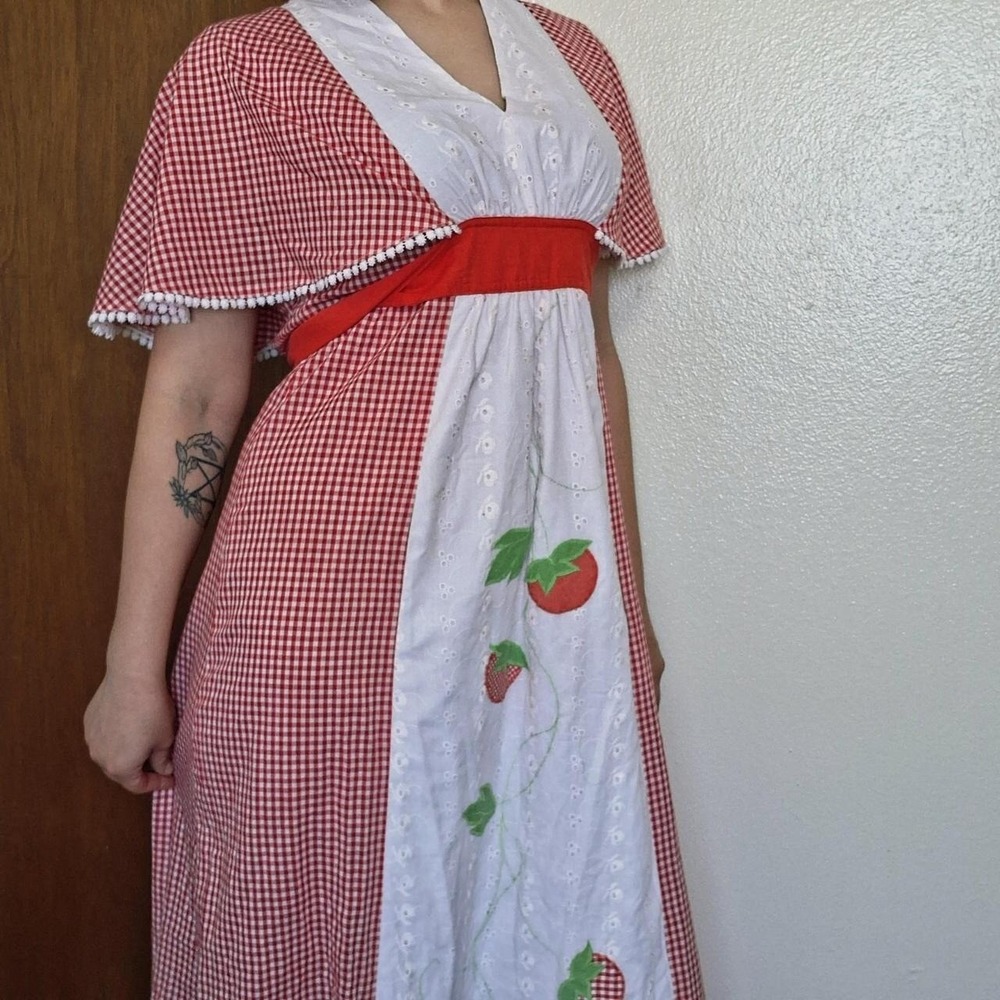 Vintage 70s Liberty House Hawaii Shan-Ying Gingham Strawberry Eyelet Dress S / M
